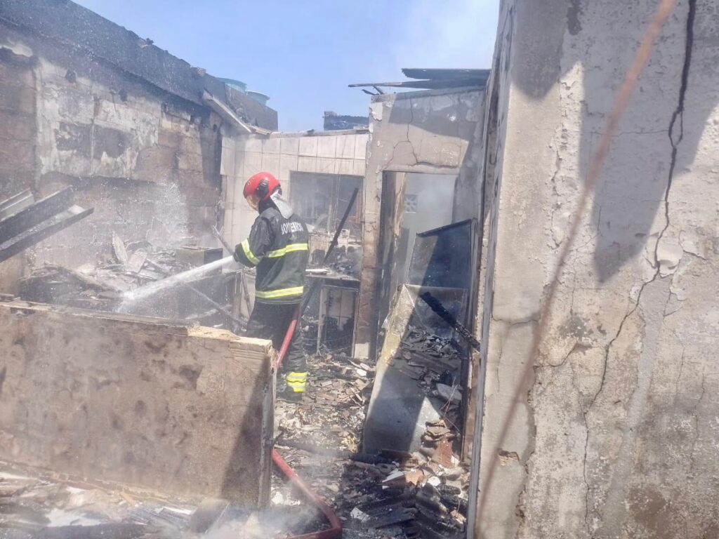 Corpo de Bombeiros combate incêndio em residência no bairro Dom Pedro 3 CBMAM INCENDIO EM RESIDENCIA NO DOM PEDRO 2 1024x768 1