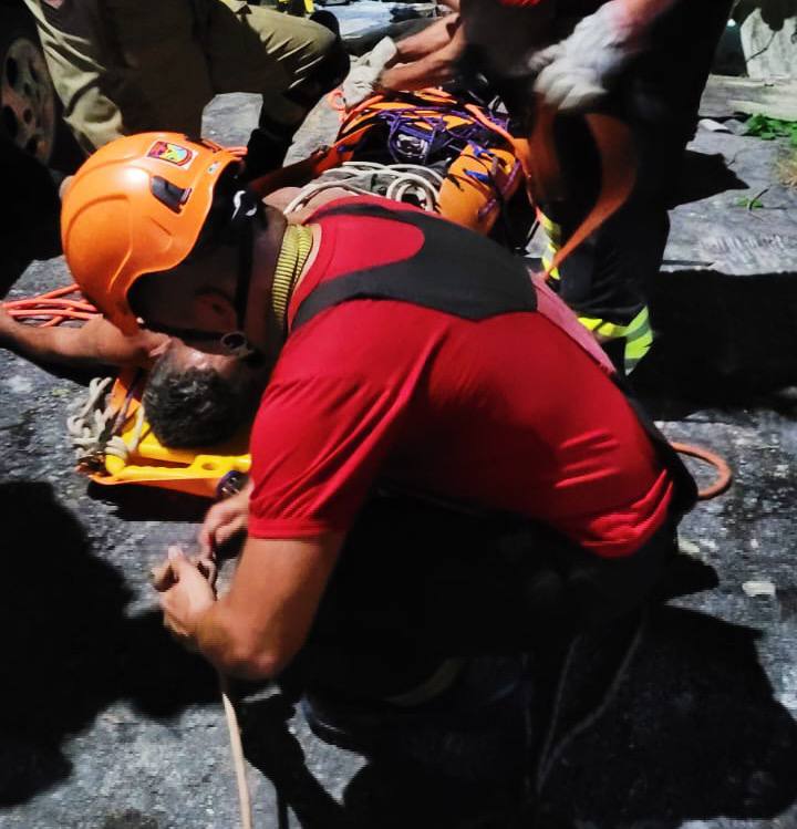 Bombeiros resgatam homem que caiu de barranco de 60 metros de altura no bairro Jorge Teixeira 2 CBMAM RESGATE DE VITIMA DE QUEDA DE BARRANCO 1
