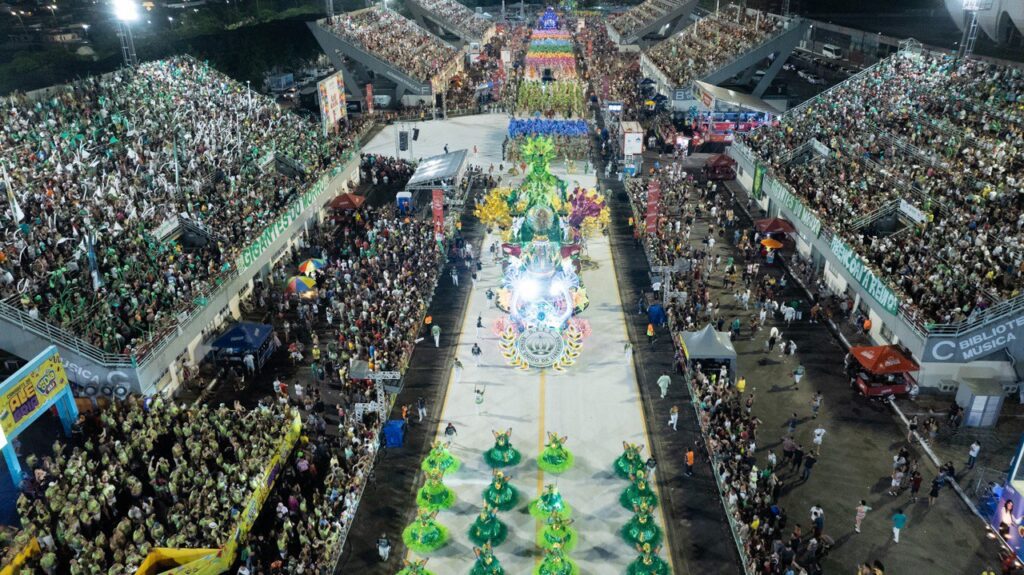 Carnaval na Floresta: Público prestigia os desfiles das escolas de samba do Grupo Especial na festa que movimenta a economia do estado 2 Cultura Desfile Escolas Grupo Especiais Alex Maia 1024x575 1