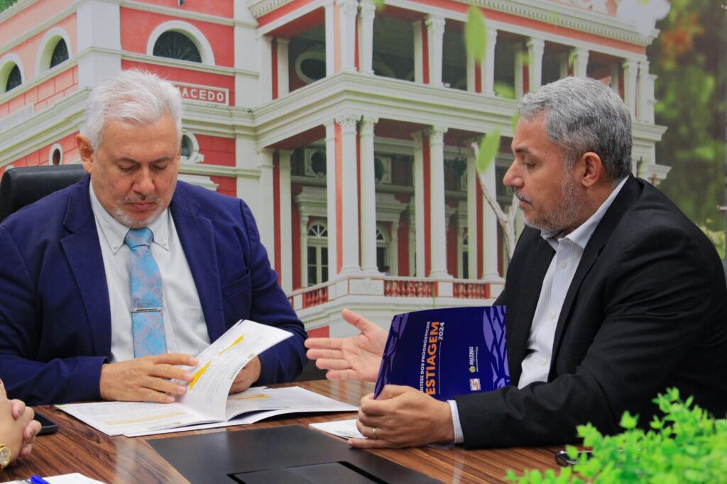 Defesa Civil do Estado alerta autoridade eleitoral sobre impactos de possível seca no Amazonas em 2024 2 DCAM ENTREGA RELATORIO ESTIAGEM O TRE FOTOS MYLENA MATOS2 1024x682 1