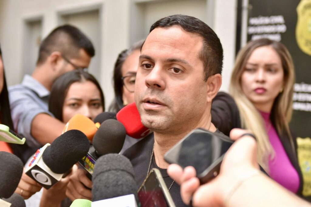 Dupla é presa pela PC-AM por tentar aplicar golpe avaliado em R$ 40 mil em agência bancária 2 DELEGADO ERICSON TAVARES FOTO ERLON RODRIGUES 2 1 1024x682 1