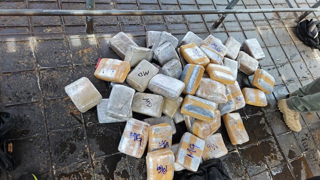 PC-AM prende homem com 50 quilos de maconha em embarcação no Rio Negro 3 DROGAS APREENDIDAS 1 1024x576 1