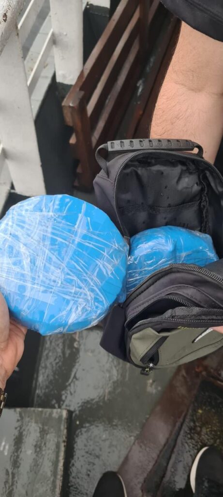 Após apreensão de drogas na Base Arpão I, PC-AM prende três indivíduos e apreende embarcação 2 DROGAS APREENDIDAS FOTO DIVULGAC807 A771 O 461x1024 1