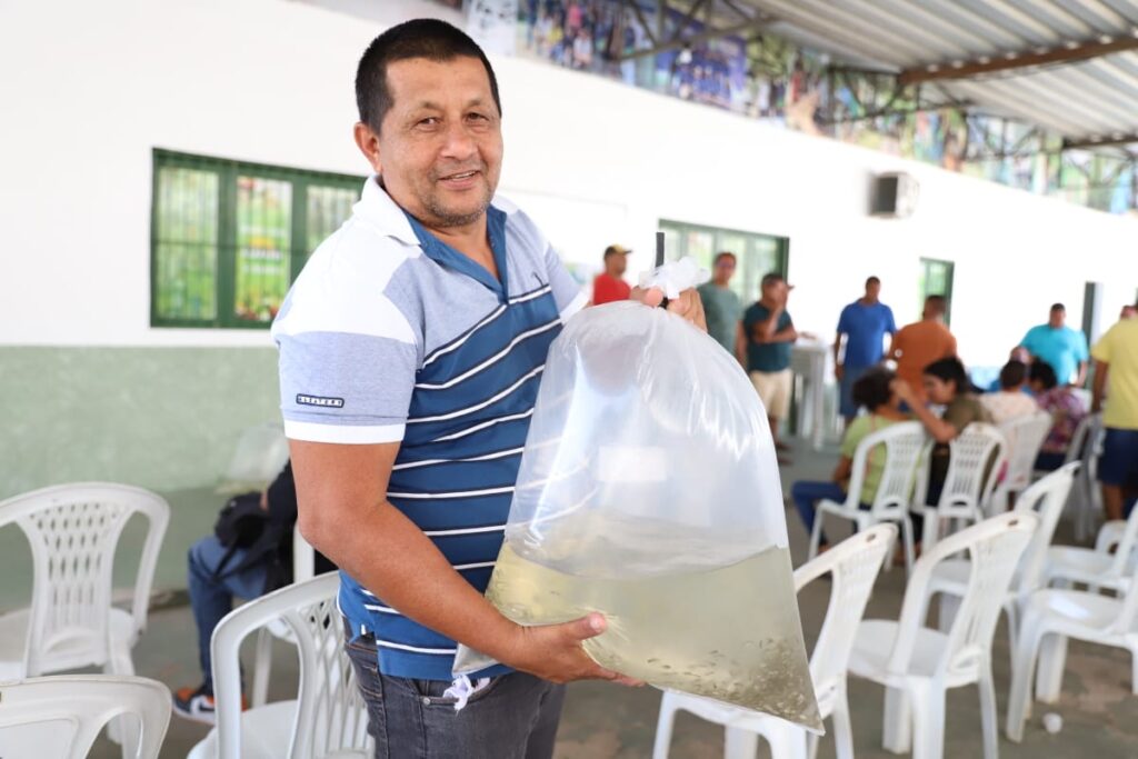 Governo do Amazonas beneficia piscicultores de Iranduba e Manacapuru com entrega de 93 mil alevinos de tambaqui 3 Emerson Martins Sepror 1 1 1024x683 1