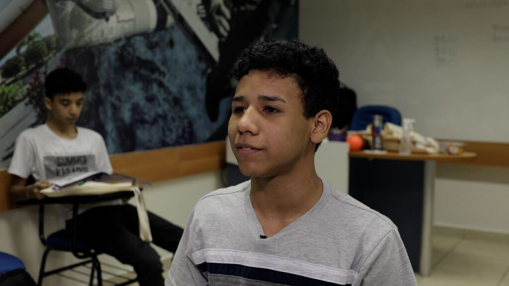 Governo do Amazonas inicia aulas do Jovem Bilíngue e amplia oferta de um segundo idioma na rede pública de ensino 2 Estudante Luiz Carlos 1024x576 1
