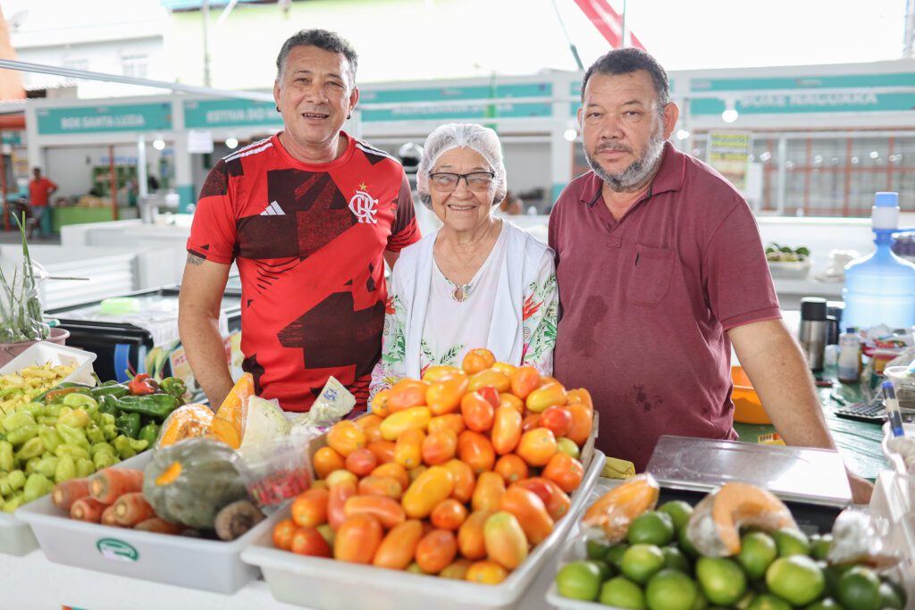 Governo do Amazonas e Prefeitura de Manaus entregam feira do Alvorada I revitalizada 3 FEIRANTE LUZIA DA SILVA BARROS E SUA FAMILIA TIAGO CORREA UGPE 01 1024x683 1