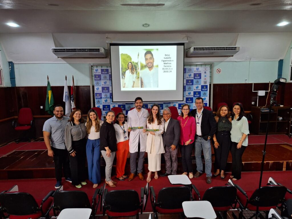Fundação Alfredo da Matta forma novos médicos especialistas em dermatologia 3 FOTO 2 FORMANDOS COM COLEGAS E PROFESSORES 1024x768 1