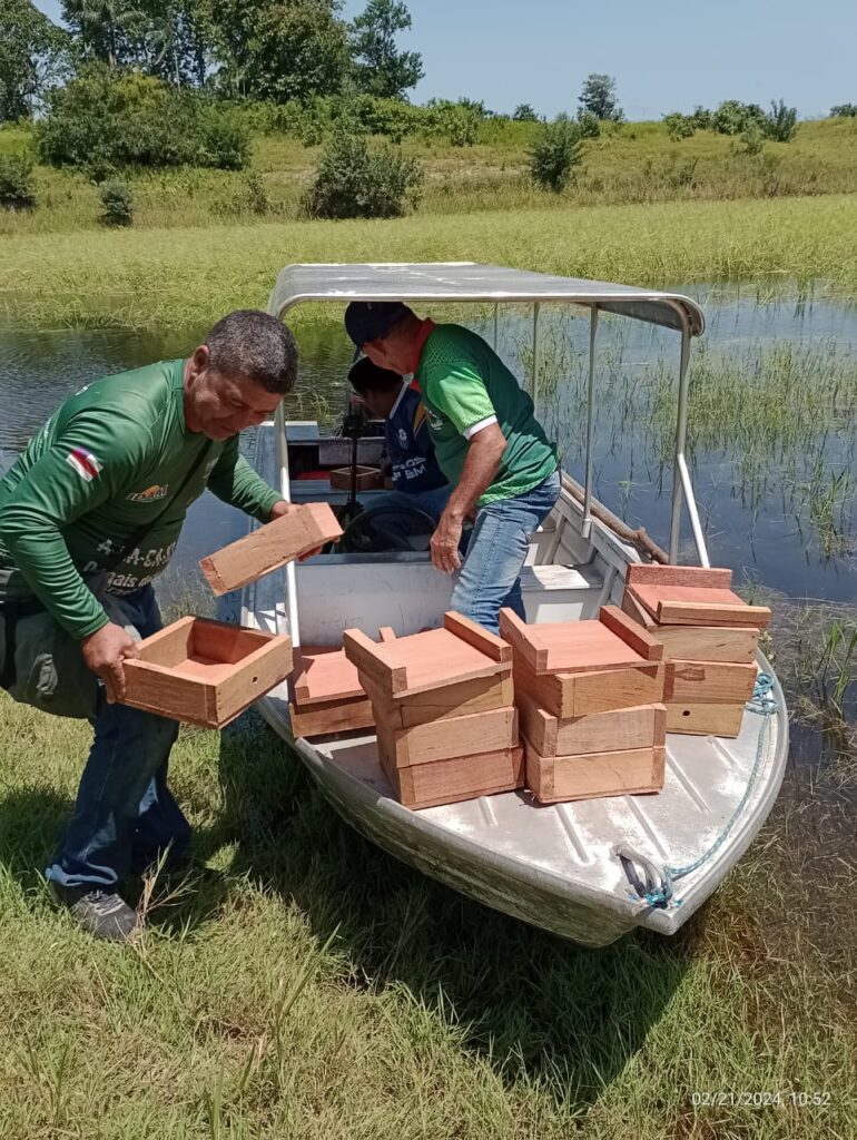 Idam oferece assistência técnica, capacitação e entrega de documentos aos meliponicultores de Silves 3 Idam Acoes de meliponicultura em Silves Fotos Divulgacao 2 770x1024 1