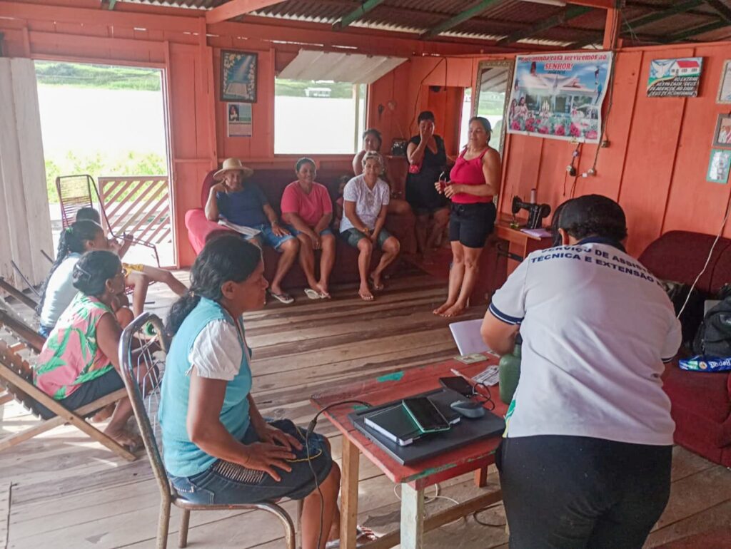 Manacapuru: mais de 60 agricultores têm documentos regularizados pelo Idam 2 Idam Atendimentos Vila Rica de Caviana Divulgacao 3 1024x770 1