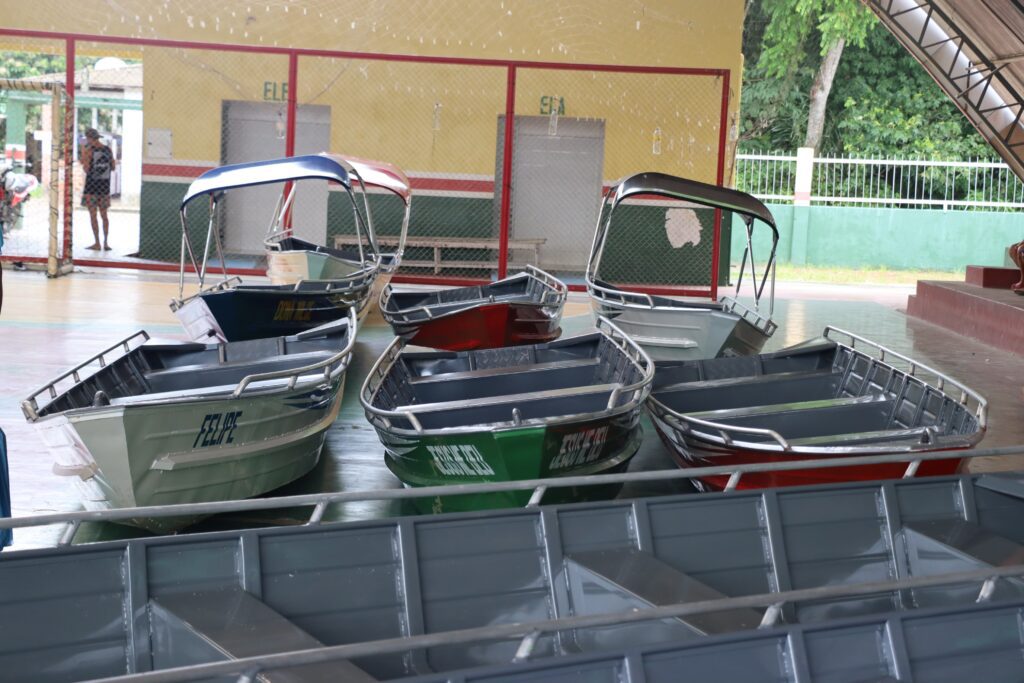 Pescadores artesanais de Urucará recebem R$ 1,1 milhão em crédito rural, em ação do Idam e Afeam 4 Idam Canoas de aluminio em entrega de credito rural Fotos Marfran Vieira 6 1024x683 1