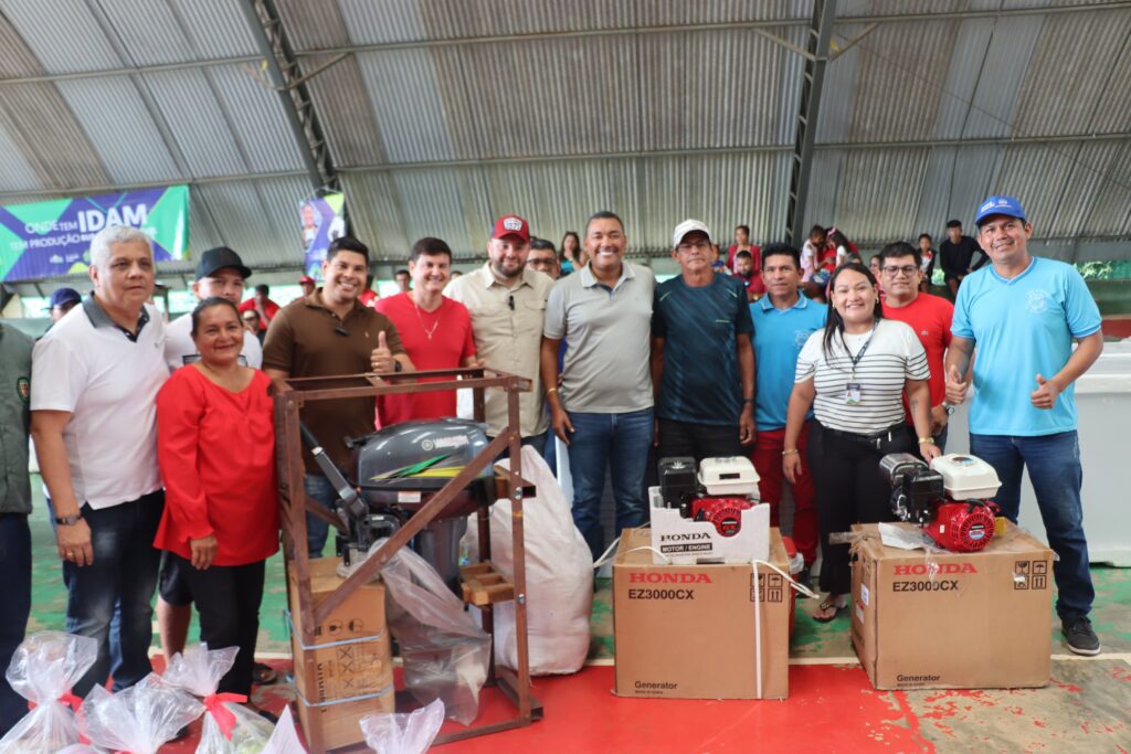Pescadores artesanais de Urucará recebem R$ 1,1 milhão em crédito rural, em ação do Idam e Afeam 3 Idam Diretor presidente Vanderlei Alvino com pescadores artesanais em entrega de credito rural Fotos Marfran Vieira 10 1024x683 1
