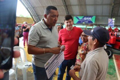Idam Diretor presidente Vanderlei Alvino com pescadores artesanais em entrega de credito rural Fotos Marfran Vieira 12 1024x683 1