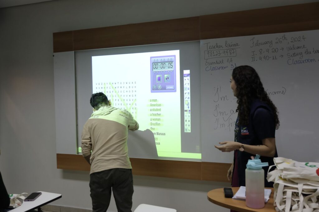 Governo do Amazonas inicia aulas do Jovem Bilíngue e amplia oferta de um segundo idioma na rede pública de ensino 3 Jovem Bilingue 2 1024x682 1