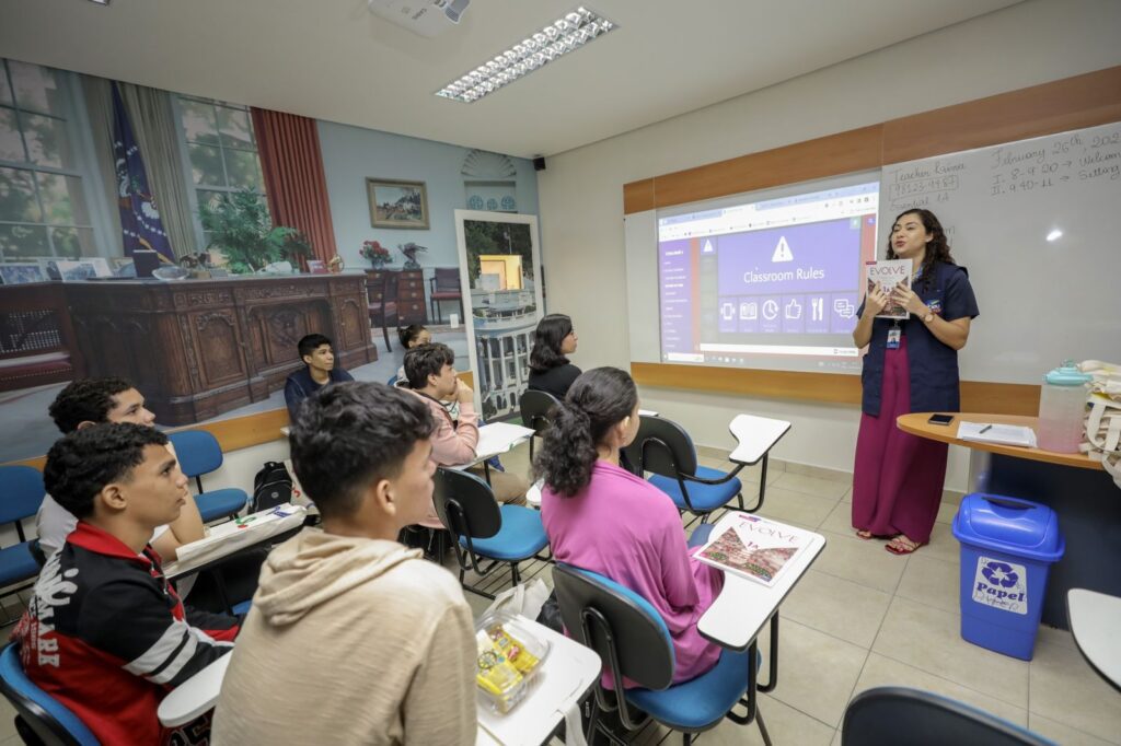 Governo do Amazonas inicia aulas do Jovem Bilíngue e amplia oferta de um segundo idioma na rede pública de ensino 5 Jovem Bilingue 3 1024x682 1