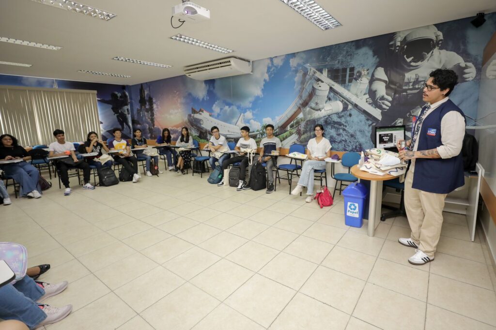 Governo do Amazonas inicia aulas do Jovem Bilíngue e amplia oferta de um segundo idioma na rede pública de ensino 4 Jovem Bilingue 4 1024x682 1