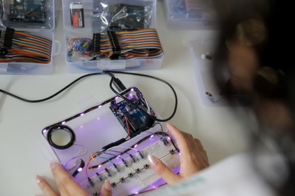 Governo do Amazonas reforça a preparação dos alunos da rede pública para área de tecnologia com projeto Edutech 5 Laboratorio de Robotica 2 1024x682 1