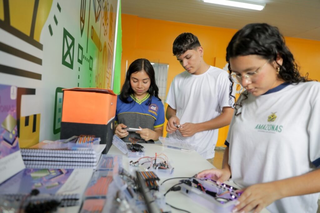 Governo do Amazonas reforça a preparação dos alunos da rede pública para área de tecnologia com projeto Edutech 4 Laboratorio de robotica 1024x682 1