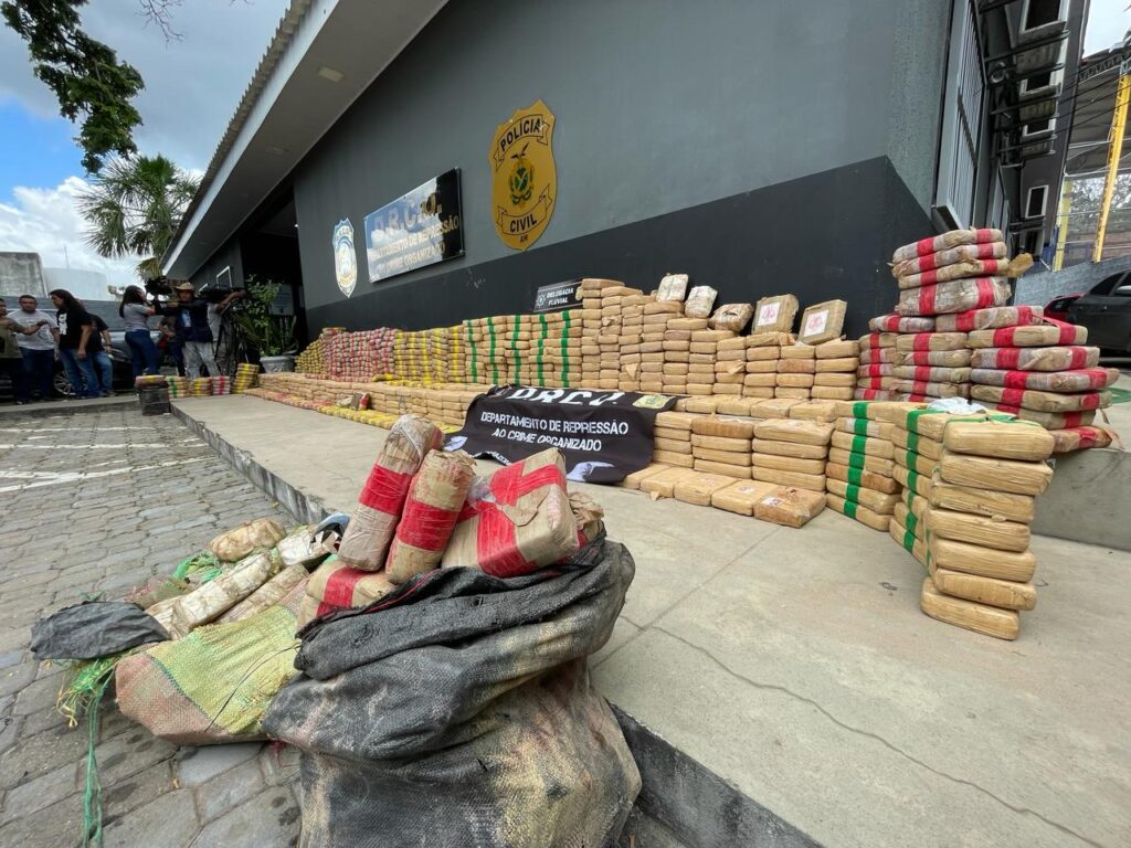 Polícia Civil do Amazonas apreende cerca de uma tonelada de drogas no rio Solimões, avaliada em R$ 9,5 milhões 6 PCAM DROGA APREENDIDA FOTO ERLON RODRIGUES 1 1 1024x768 1