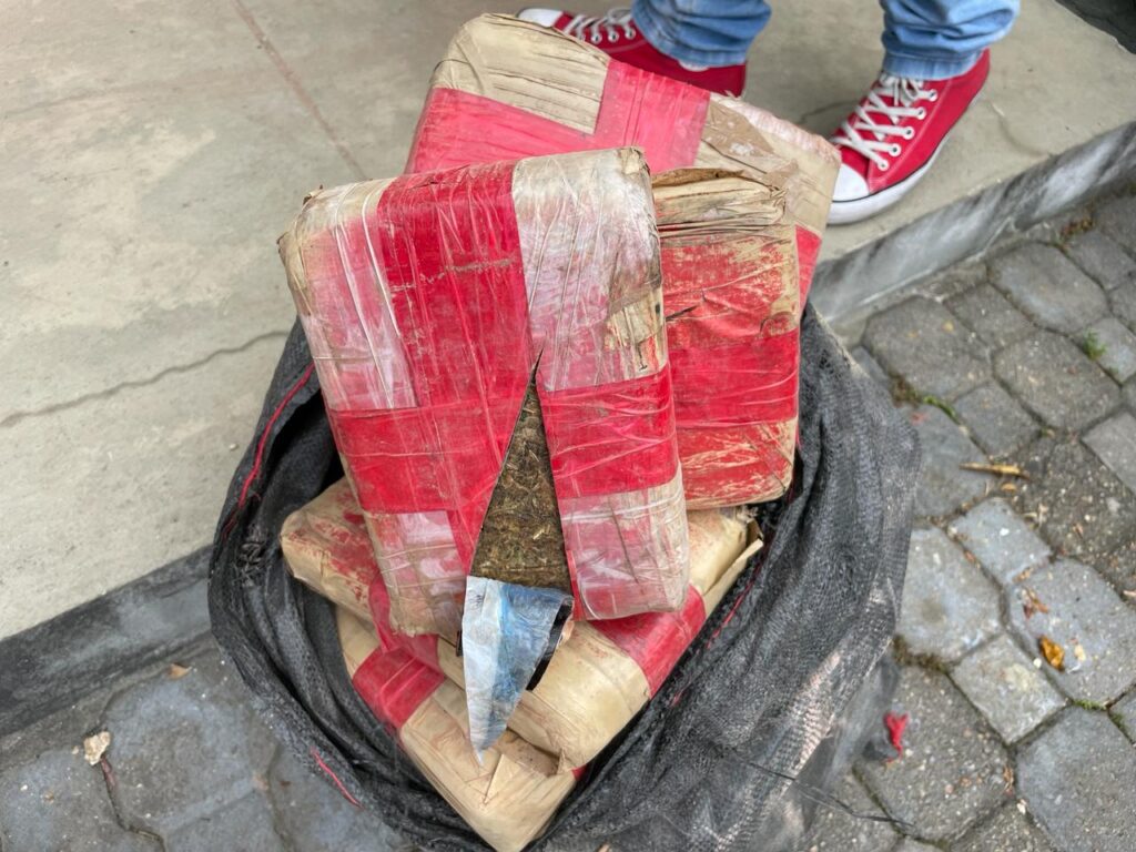Polícia Civil do Amazonas apreende cerca de uma tonelada de drogas no rio Solimões, avaliada em R$ 9,5 milhões 4 PCAM DROGA APREENDIDA FOTO ERLON RODRIGUES 3 1 1024x768 1