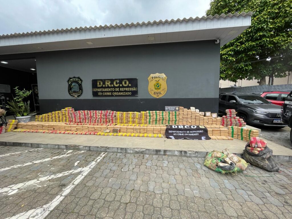 Polícia Civil do Amazonas apreende cerca de uma tonelada de drogas no rio Solimões, avaliada em R$ 9,5 milhões 2 PCAM DROGA APREENDIDA FOTO ERLON RODRIGUES 5 1024x768 1