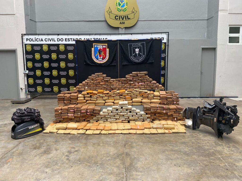 Forças de Segurança do Amazonas apreenderam mais de 7 toneladas de entorpecentes neste ano 4 PMAM OCORRENCIA COE PMAM PRENDE HOMEM E APREENDE 435 QUILOS DE DROGAS EM EMBARCACAO NO RIO NEGRO FOTO DIVULGACAO PMAM.jpeg02 1 1024x768 1