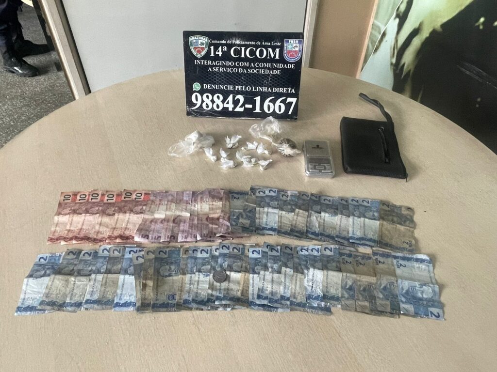Jovem é flagrado com drogas durante patrulhamento da PMAM no bairro Jorge Teixeira 2 PMAM 14a CICOM DETEM JOVEM POR TRAFICO NO JORGR TEIXEIRA FOTO DIVULGACAO PMAM 1024x768 1