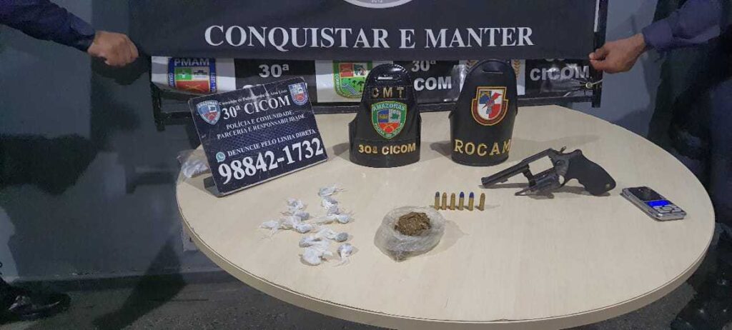 Cinco armas de fogo foram apreendidas pela Polícia Militar do Amazonas em Manaus e Região Metropolitana 2 PMAM 30a CICOM APREENDE MENOR COM ARMA DE FOGO FOTO DIVULGACAO PMAM 1024x462 1