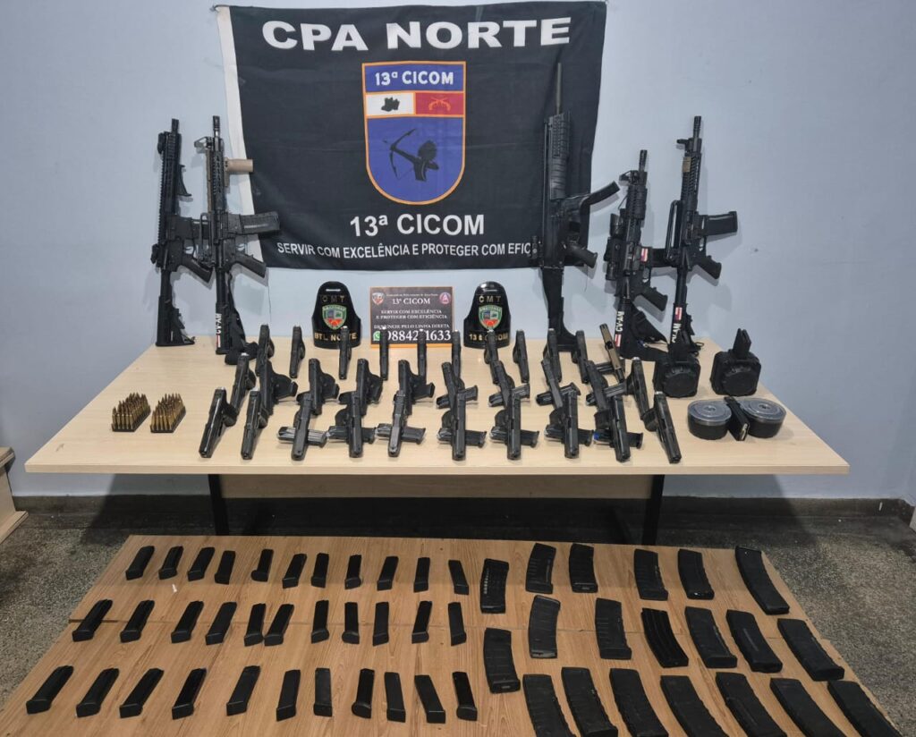 Polícia Militar do Amazonas apreende arsenal com armas de grosso calibre em residência na zona norte 2 PMAM APREENSAO DE ARMAS ARSENAL 13aCICOM 3 1024x824 1