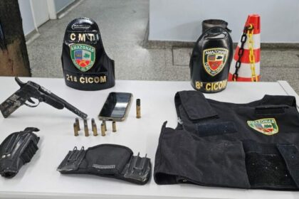 PMAM OCORRENCIA 21aCICOM HOMEM E PRESO PELA POLICIA MILITAR DO AMAZONAS COM ARMAS MUNICOES E COLETE BALISTICO FOTO DIVULGACAO PMAM.jpeg 1024x475 1