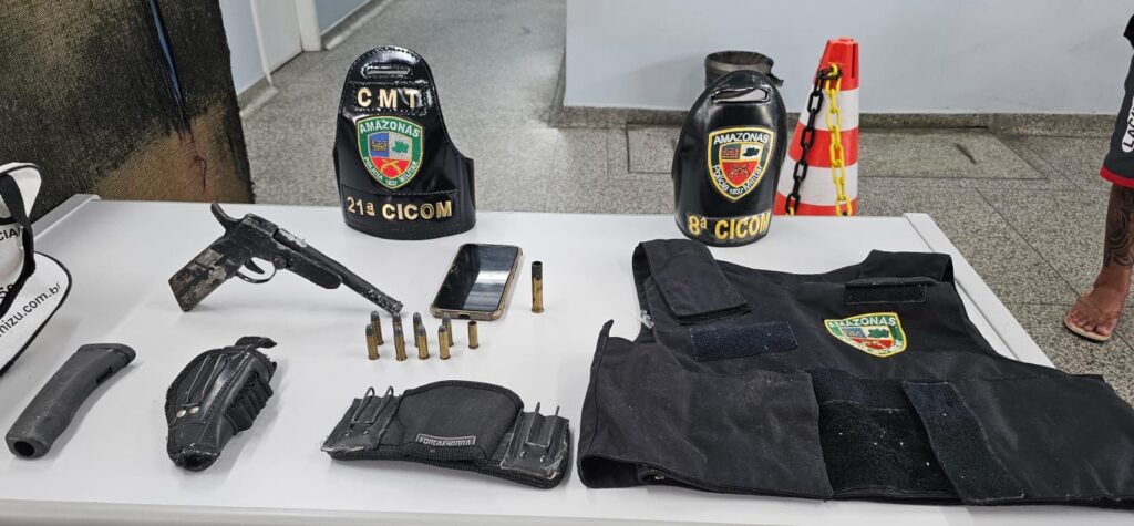 Homem é preso pela Polícia Militar do Amazonas com armas, munições e colete balístico 2 PMAM OCORRENCIA 21aCICOM HOMEM E PRESO PELA POLICIA MILITAR DO AMAZONAS COM ARMAS MUNICOES E COLETE BALISTICO FOTO DIVULGACAO PMAM.jpeg 1024x475 1