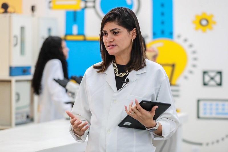 Espaço Maker promove a participação feminina na ciência com investimentos do Governo do Amazonas 4 Professora Kamila Rangel