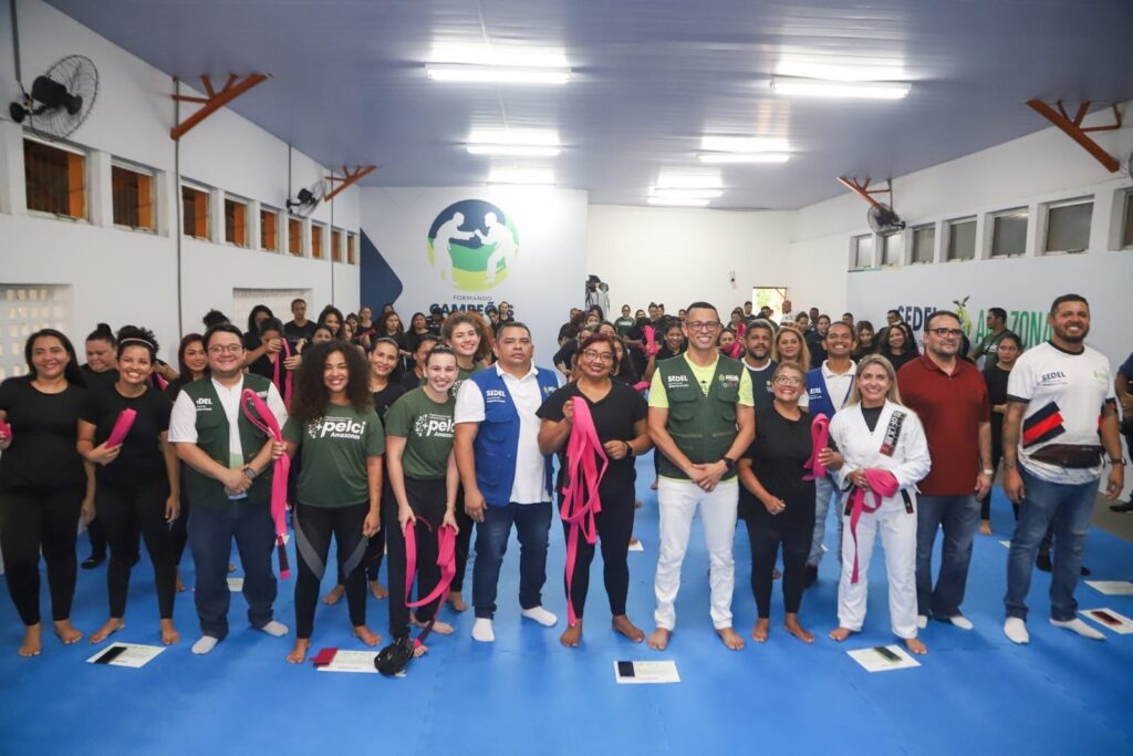 Governo do Amazonas capacita mulheres em autodefesa e promove o combate ao sedentarismo 2 SEDEL Alunas que concluiram o curso FOTO Julcemar Alves 1024x683 1
