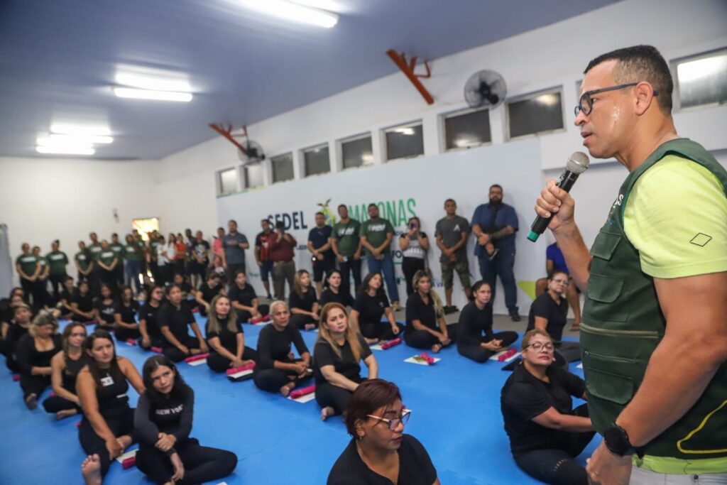 Governo do Amazonas capacita mulheres em autodefesa e promove o combate ao sedentarismo 3 SEDEL Secretario da Sedel Jorge Oliveira no encerramento do curso FOTO Julcemar Alves 1024x683 1