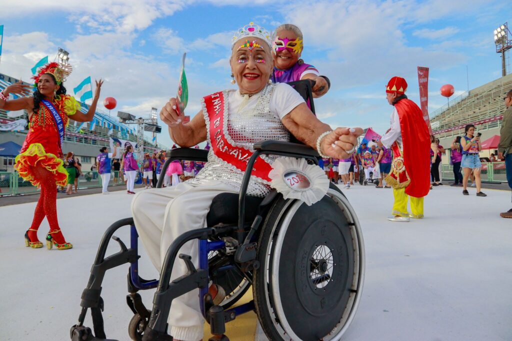 Carnaval na Floresta: Revivendo grandes bailes, idosos abrem o desfile das Escolas de Samba do Grupo Especial 2 SEJUSC Pers Jovelina Figueiredo Foto Lincoln Ferreira 1024x682 1