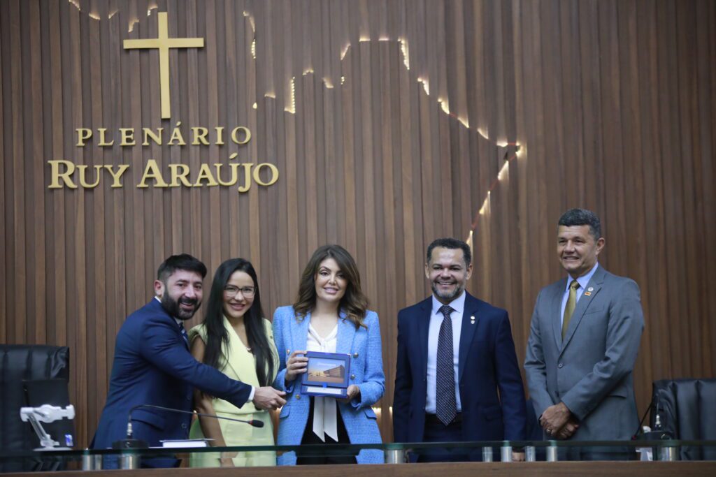 Especialistas da SES-AM são homenageados na ALEAM em alusão ao Dia do Dermatologista 4 SES AM.01 Dra Rima Raad recebendo a Placa 1024x683 1