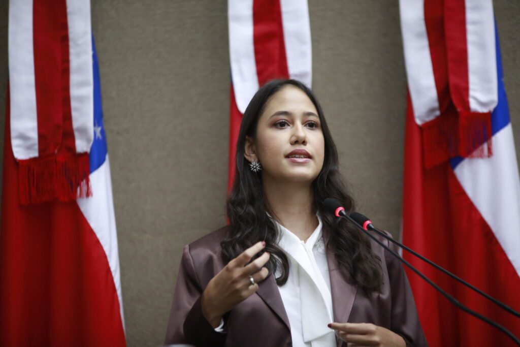 Especialistas da SES-AM são homenageados na ALEAM em alusão ao Dia do Dermatologista 2 SES AM.03 Dra Adryadne apresentando a FMT 1024x683 1