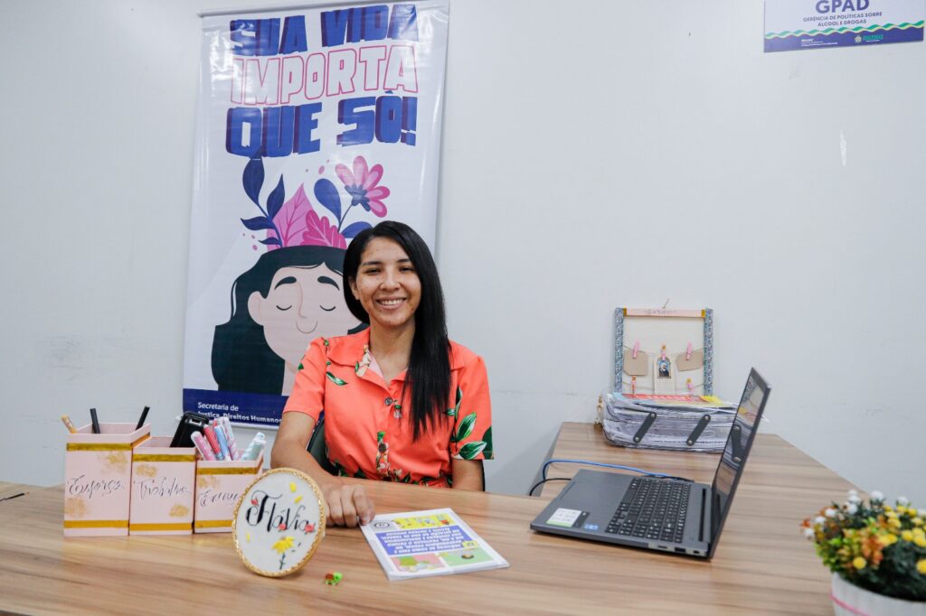 Dia de Combate às Drogas e ao Alcoolismo: Governo do Amazonas promove políticas públicas que auxiliam no tratamento 4 Sejusc Flavia Ribeiro gerente de Politicas sobre Alcool e Outras Drogas Fotos Lincoln Ferreira Sejusc 2 1024x682 1