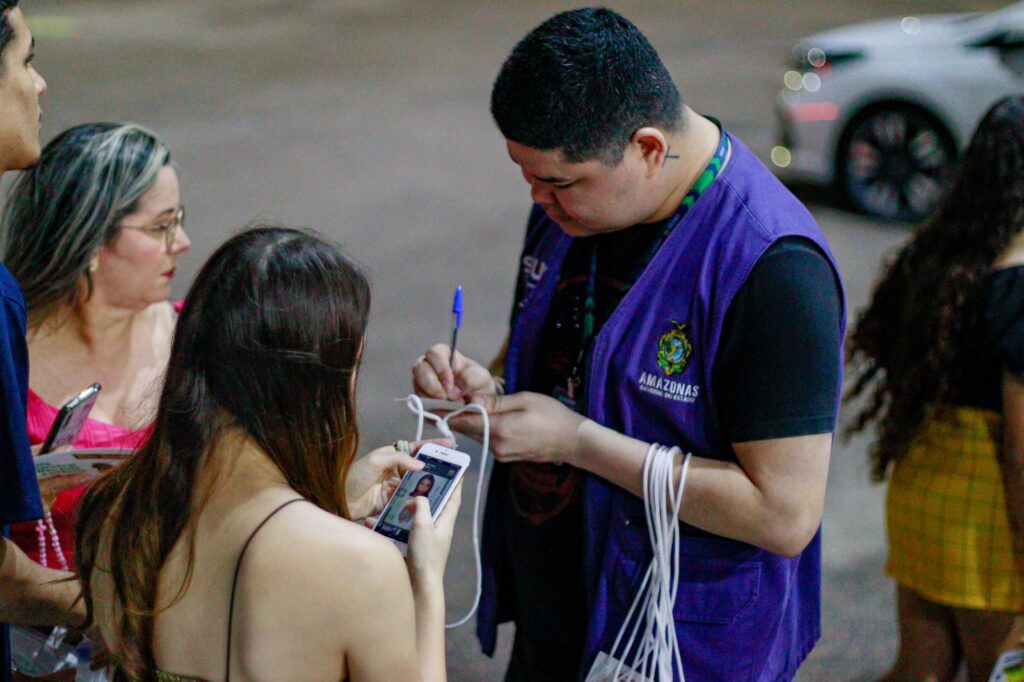 Carnaval na Floresta: crianças menores de 12 anos não poderão assistir às apresentações do Carnaboi 2024 4 Sejusc adolescentes de 12 a 17 anos devem estar identificados e com um adulto responsavel Fotos Lincoln Ferreira Sejusc 6 1024x682 1