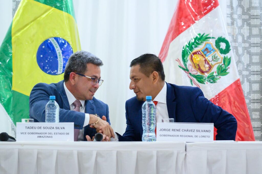 No Peru, Governo do Amazonas articula novas oportunidades de negócios e parcerias estratégicas 4 Tadeu de Souza e governador Rene Chavez em evenro Brasil Peru 03 Foto Ricardo Machado SGVG 1024x682 1