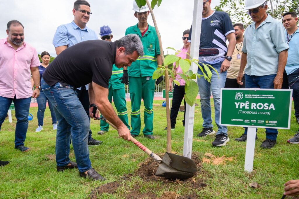 Governo do Amazonas entrega Espaço de Lazer e Convivência idealizado em conjunto com moradores da Aparecida 4 Tadeu de Souza entrega Espac807 o de Lazer na Aparecida 03 Foto Ricardo Machado SGVG 1024x682 1