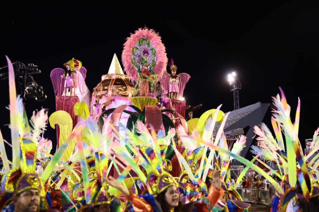 Carnaval na Floresta: Escolas de Samba do Grupo de Acesso A disputam o direito de ingressar na elite do Carnaval de Manaus 4 cultura desfile das escolas acessoA presidente vargas marcely gomes 1024x683 1