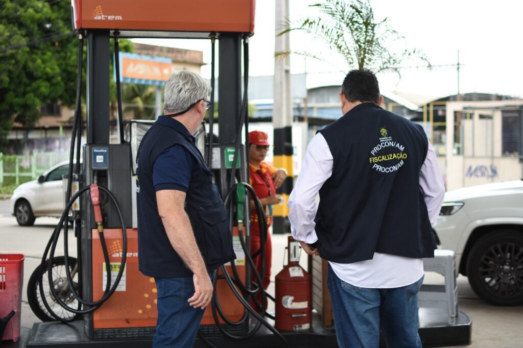 Procon-AM divulga pesquisa semanal de preços de combustíveis 2 equipefiscalizacao Combustivel2 1024x682 1