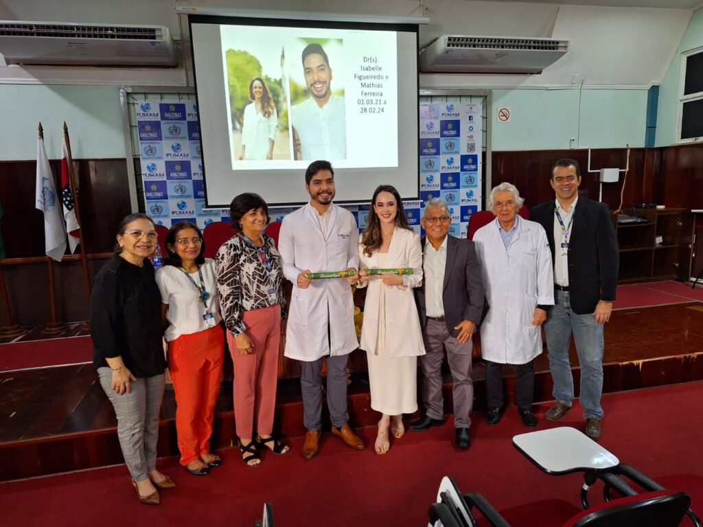 Fundação Alfredo da Matta forma novos médicos especialistas em dermatologia 4 foto 1 FORMANDOS RESIDENTES COM GESTORES DA FUHAM 1024x768 1