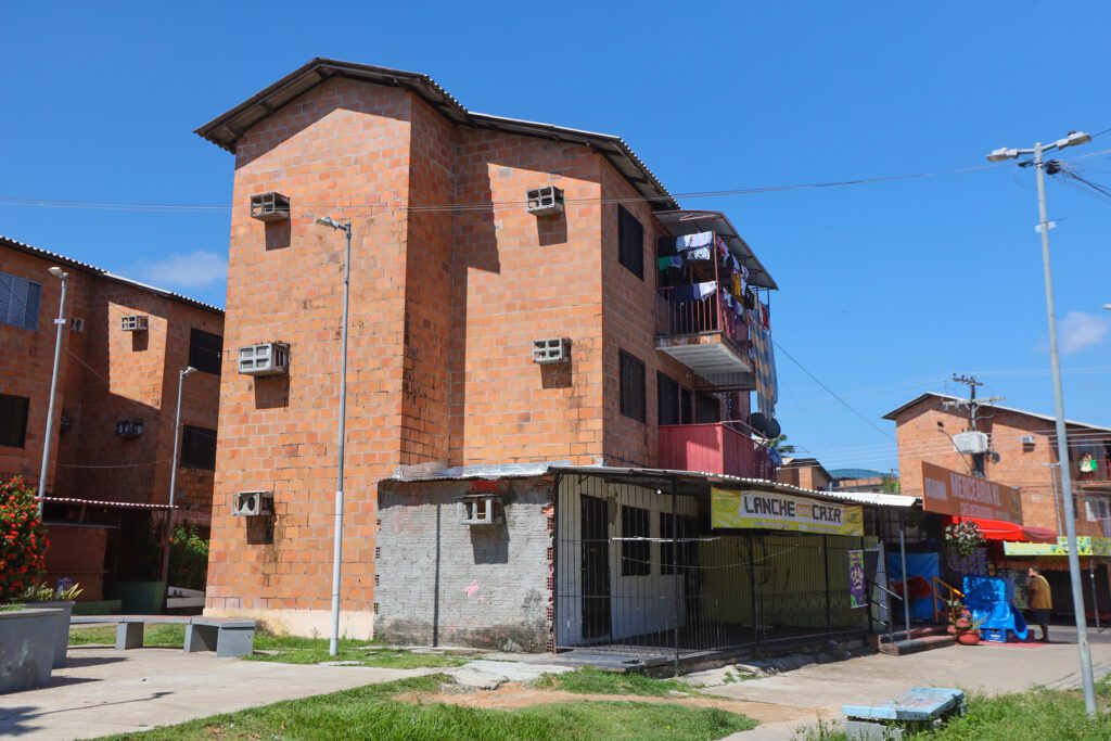 Gipiap realiza ação para notificar e retirar construções irregulares nos residenciais Mestre Chico I e II 3 AC807 A771 O GIPIAP PROSAMIN TIAGO CORREA UGPE05 1 1024x683 1