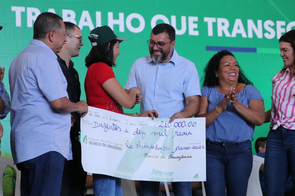 No aniversário de Rio Preto da Eva, Wilson Lima faz entregas que somam R$ 4,5 milhões para o município 2 Aniversario Rio Preto da Eva 5 1024x682 1