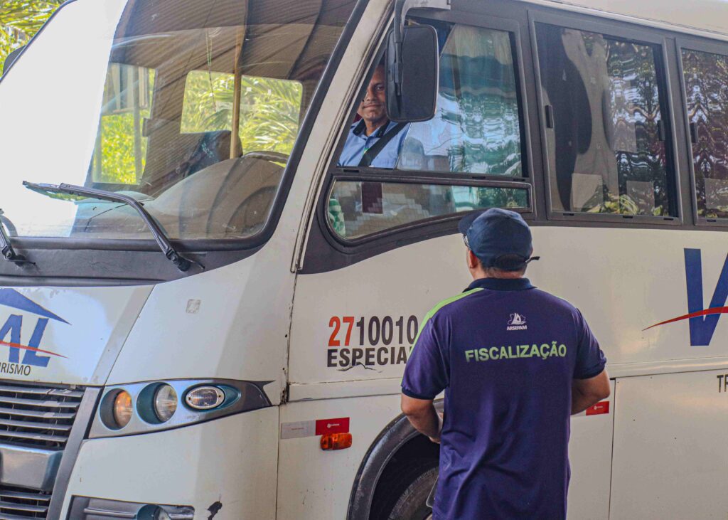 Conselho de Regulação do Amazonas aprova procedimentos de penalidades do transporte rodoviário intermunicipal 2 Arsepam 2 Fiscal da Arsepam durante abordagem Foto Herlam Divulgacao 1024x731 1