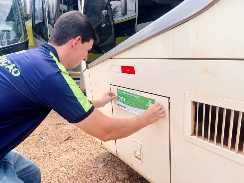 Ônibus recebem adesivos de segurança para operar no transporte rodoviário de fretamento contínuo 3 Arsepam Adesivaco 1 FOTOS DIVULGACAO 1024x768 1