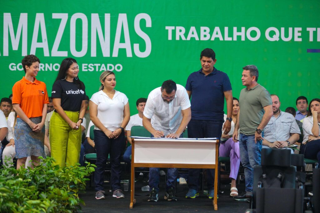 Agências da ONU reforçam atuação do Estado no combate à exploração sexual de meninas e mulheres no Festival de Parintins 3 Assinatura termos de Cooperaca771 o Te769 cnica Tiago Corre770 a UGPE 2 1024x683 1