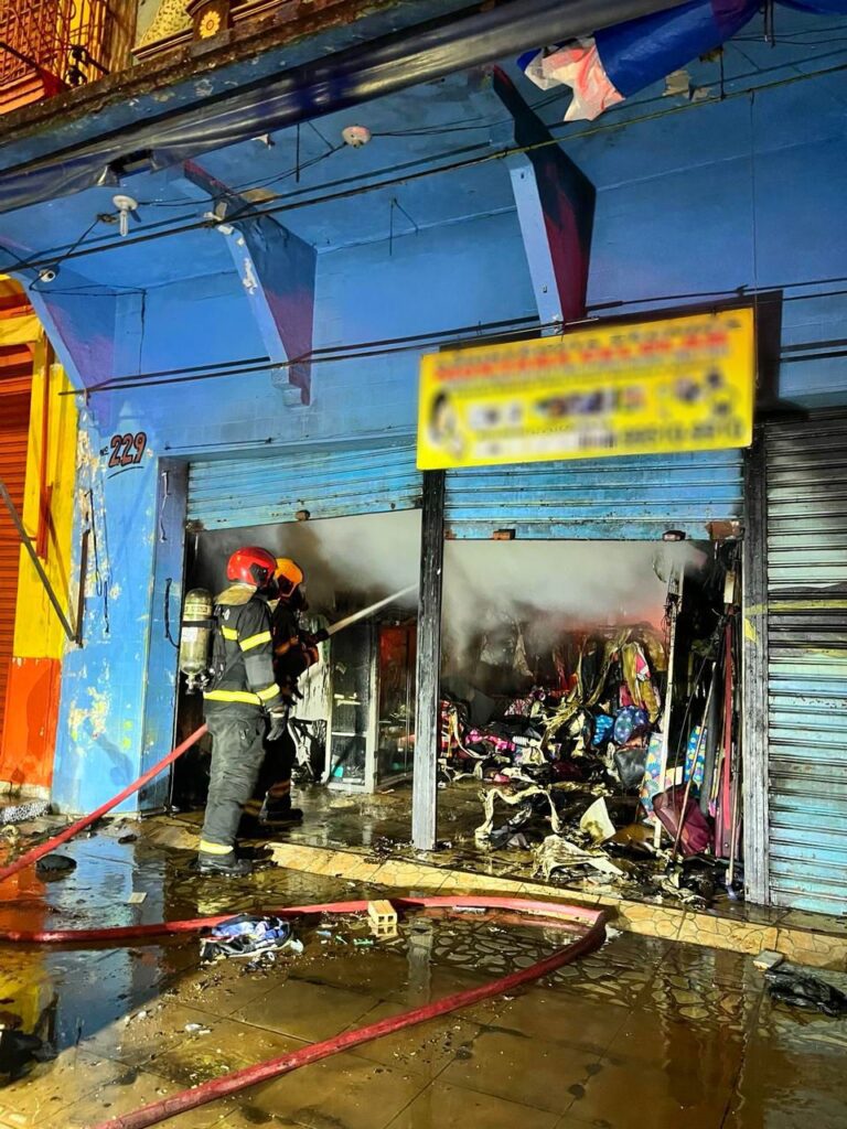 No Centro, bombeiros combatem incêndio em comércio e evitam propagação para outras dez lojas 3 CBMAM INCENDIO EM COMERCIO NO CENTRO FOTO DIVULGACAO 1 768x1024 1