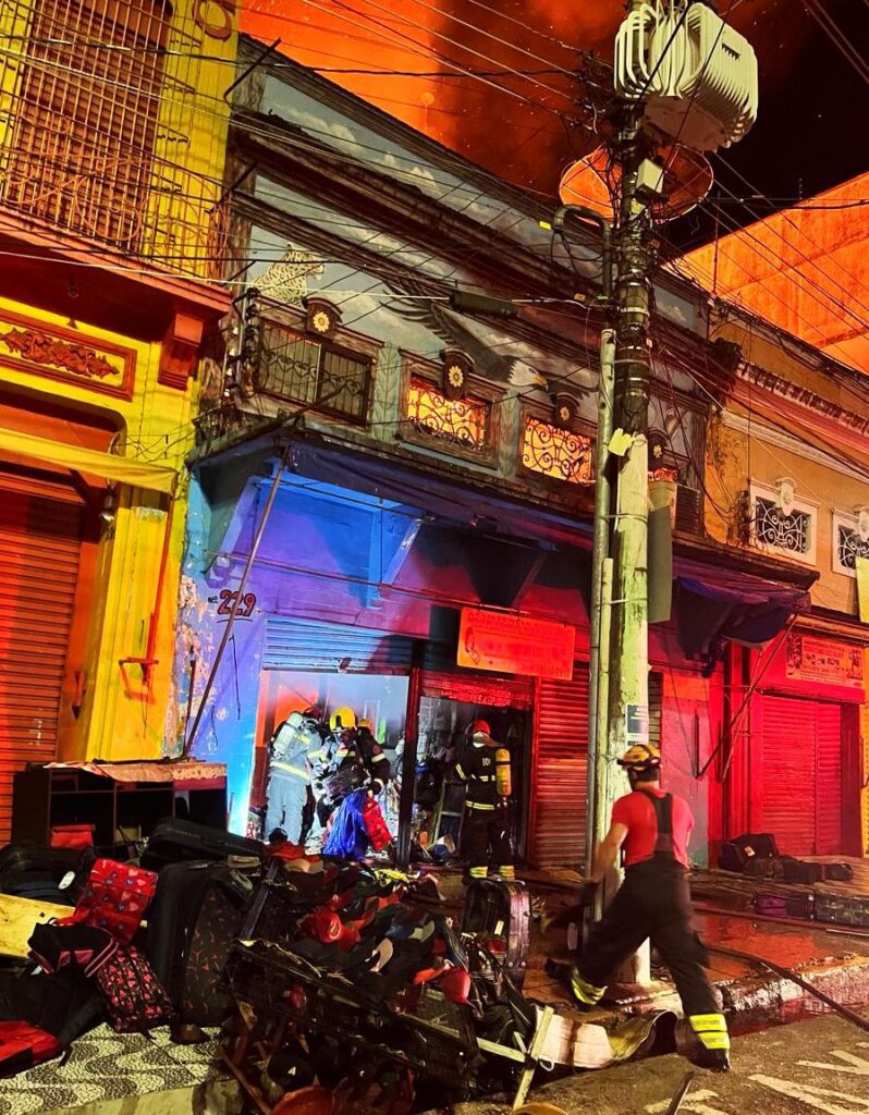 No Centro, bombeiros combatem incêndio em comércio e evitam propagação para outras dez lojas 2 CBMAM INCENDIO EM COMERCIO NO CENTRO FOTO DIVULGACAO 2 798x1024 1